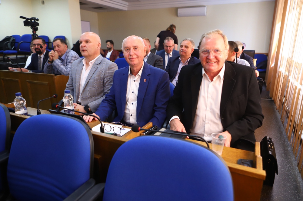 Zdjęcie przybyłych na sesję radnych