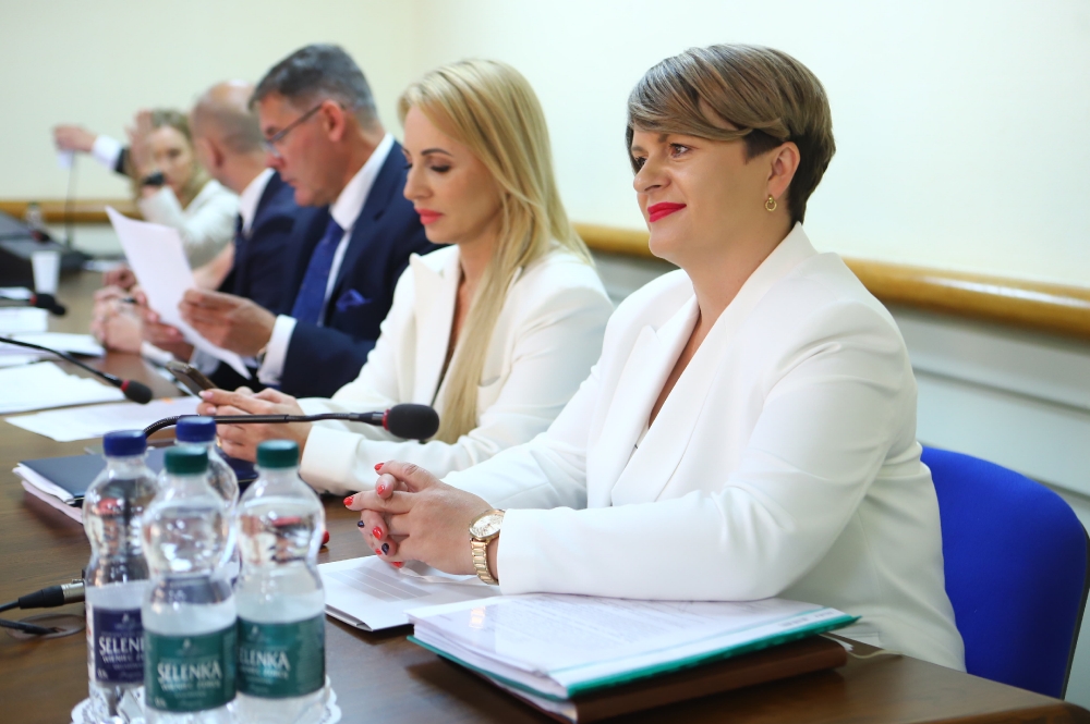 Członkowie zarządu powiatu słuchający wystapień