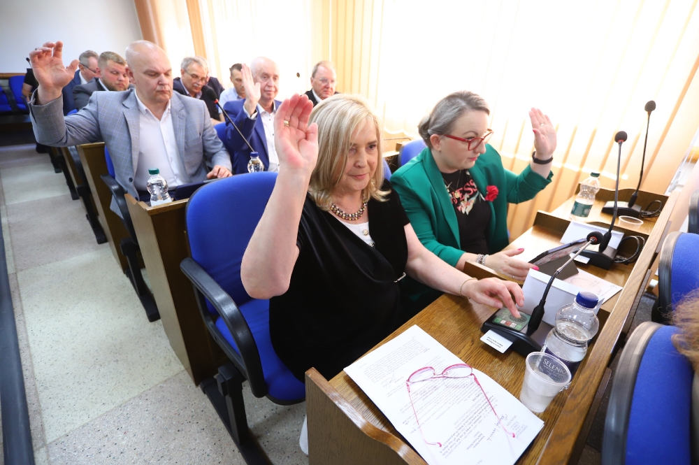 Radni unoszący rękę podzczas głosowania