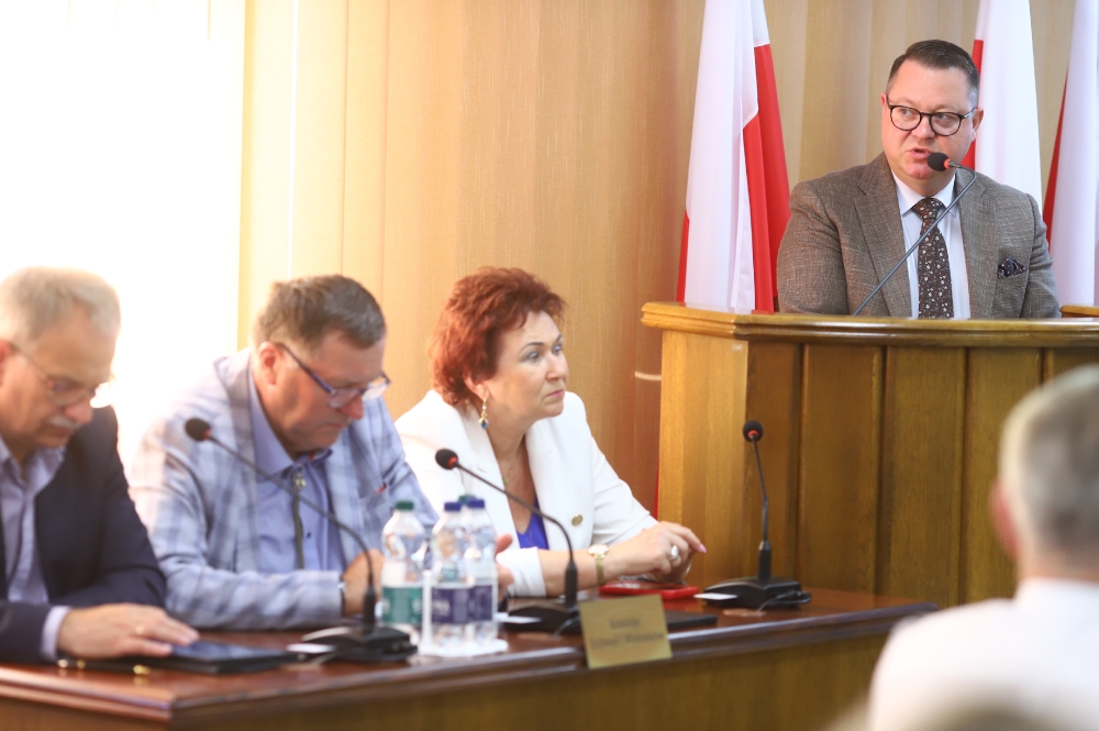 Radny podczas przemówienia na mównicy