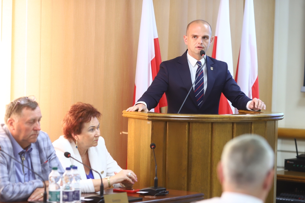 Starosta powiatu płockiego podczas przemówienia na mównicy
