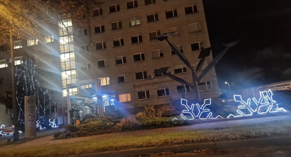 Budynek starostwa powiatowego w płocku z iluminacją świąteczną