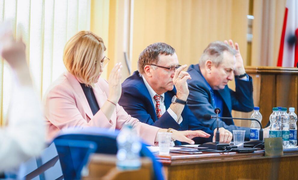 Członkowie rady powiatu podczas głosowania