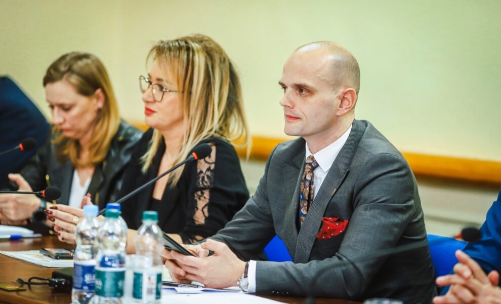 Starosta Płocki siedzący obok członkini Rady Powiatu