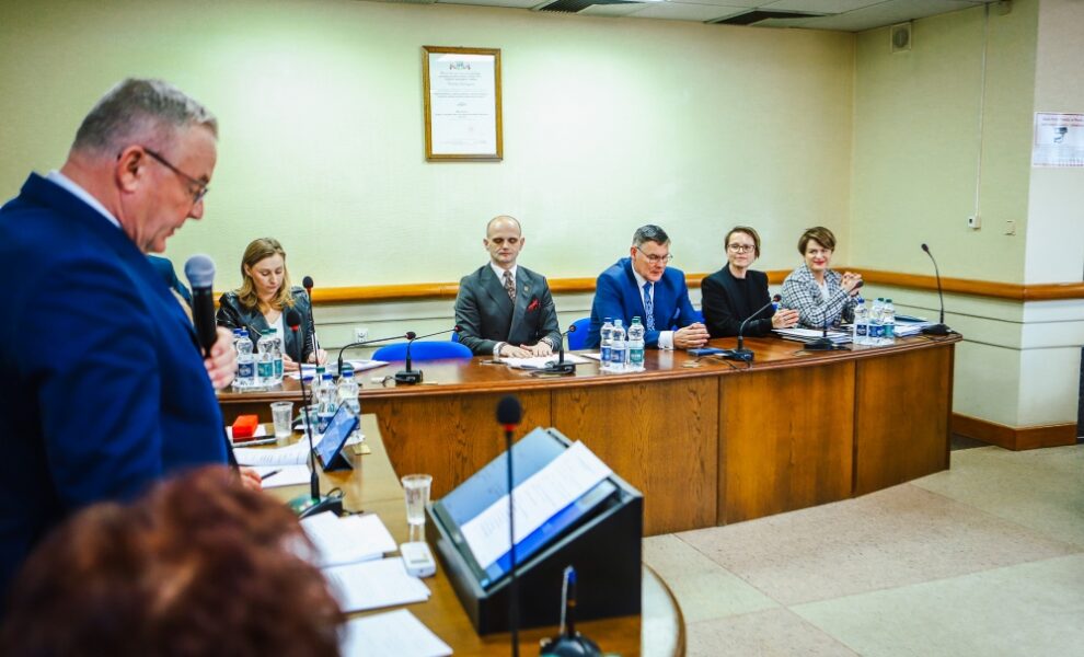 Członkowie rady powiatu wraz ze starostą płockim
