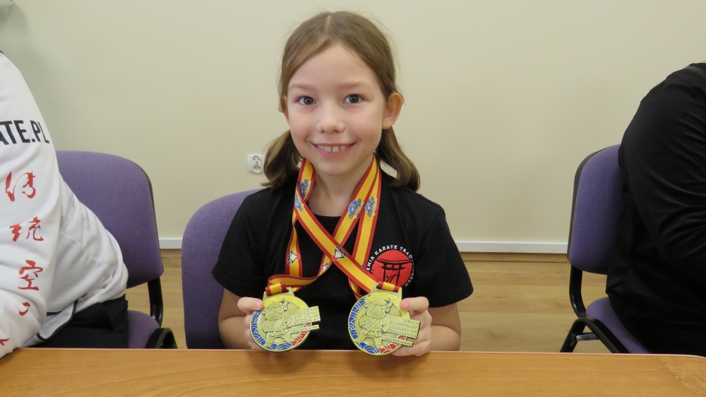Dziewczynka z dwoma złotymi medalami za osiągniecia