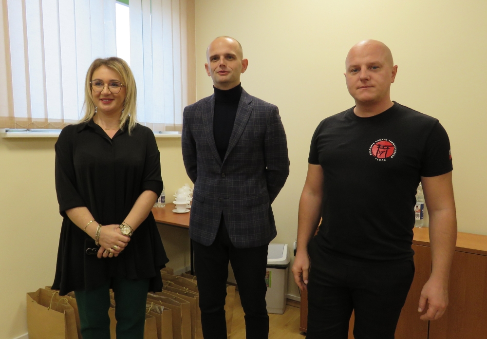Starosta płocki wygłaszający przemowę dla zgromadzonej młodzieży