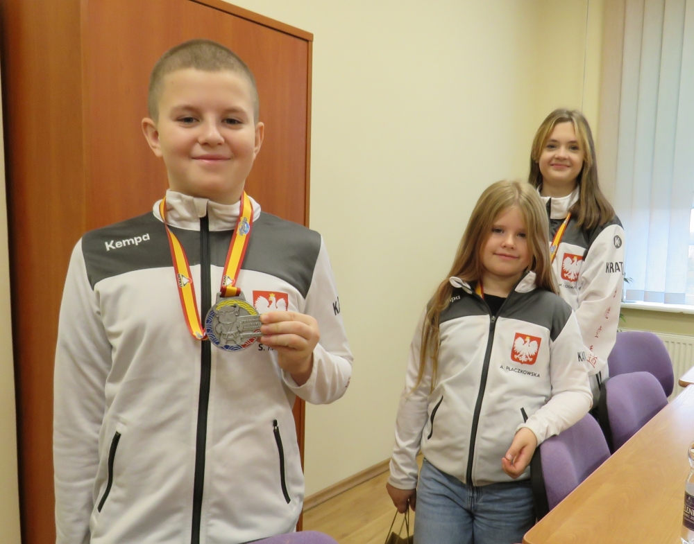 Uczestnicy Pucharu Świata Dzieci w Karate Tradycyjnym w Cambrils w Hiszpanii z medalami
