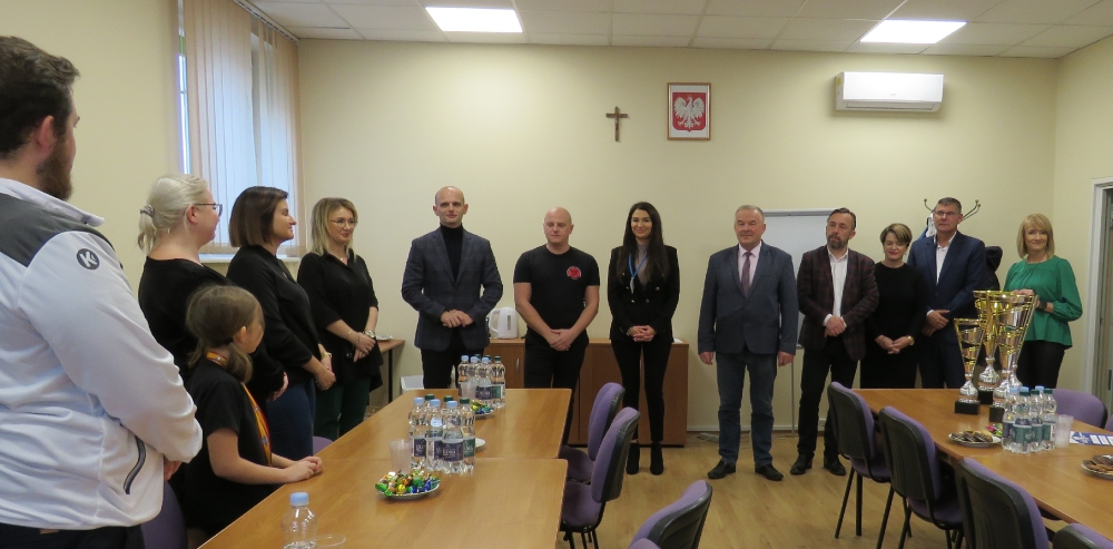 Członkowie zarządu powiatu wraz z trenerem Piotrem Kuś