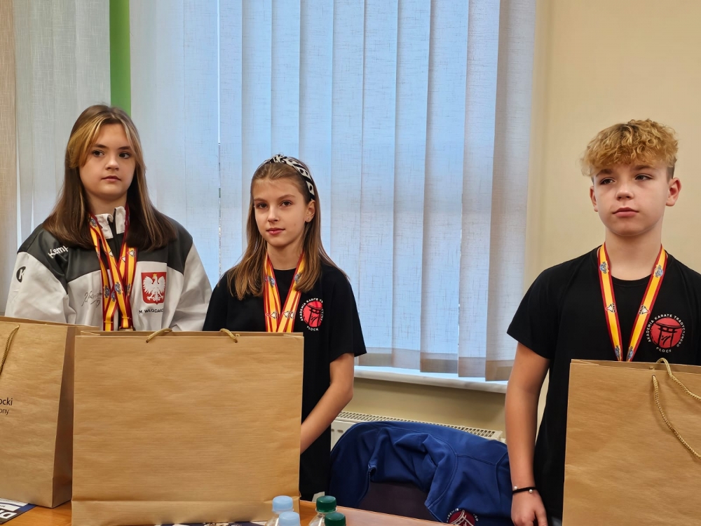 Medaliści Akademii karate wraz z upominkami od powiatu płockiego