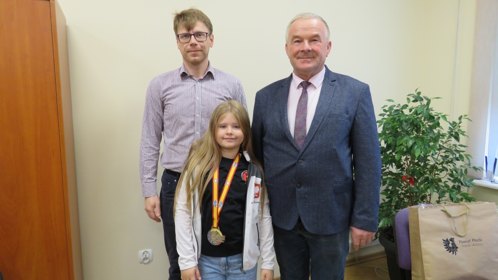 Zdjęcie Przewodniczącego Rady Powiatu z młodą medalistką