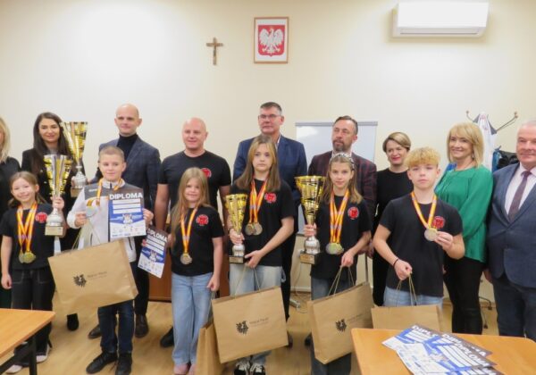Wizyta akademii karate tradycyjnego w starostwie powiatowym w płocku