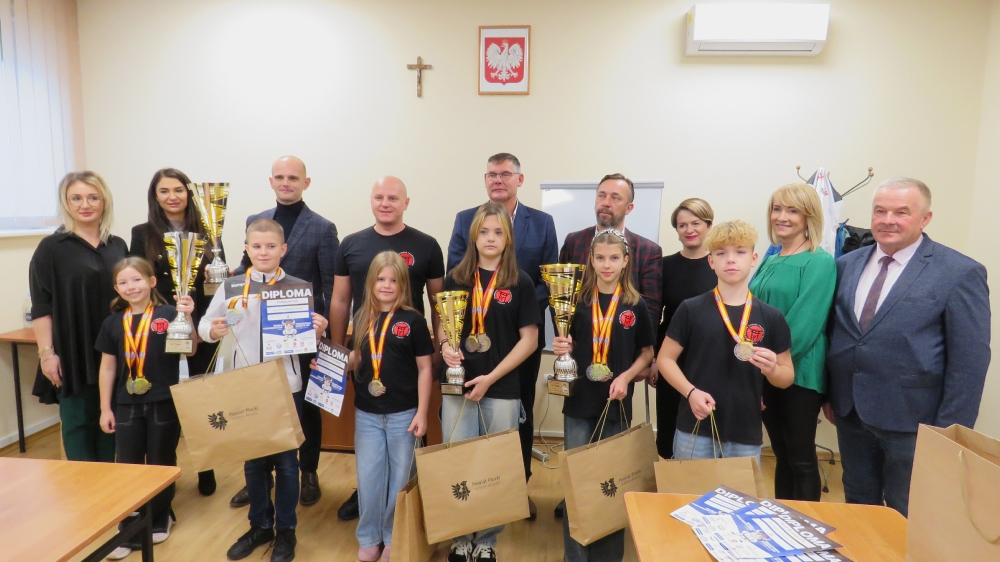 Wizyta akademii karate tradycyjnego w starostwie powiatowym w płocku