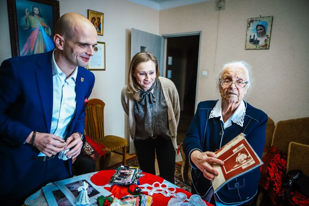 Pani Halina prezentuje zdjęcia