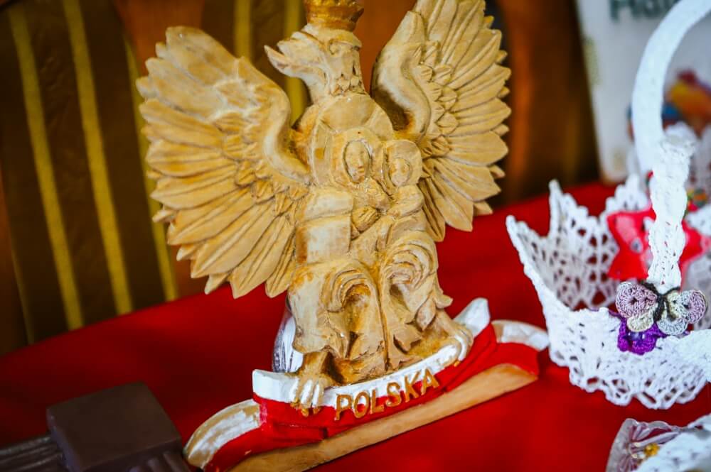 Wyrzeźbiony orzeł w koronie