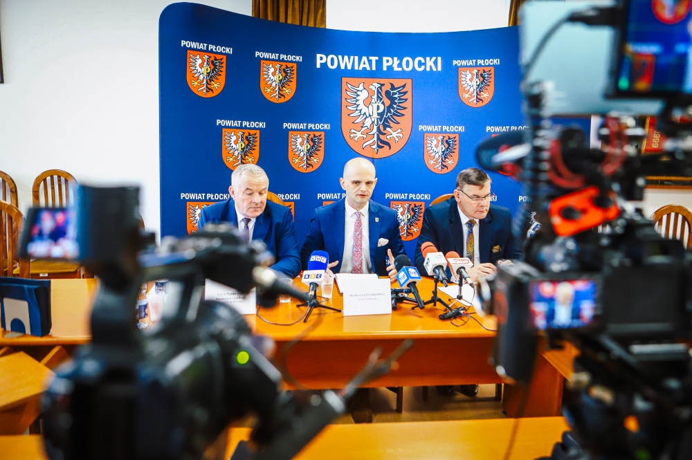 Sylwester Ziemkiewicz udzielający odpowiedzi przed kamerami