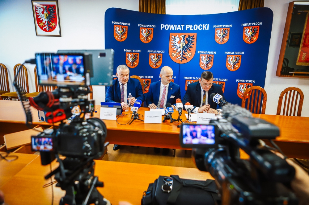 Osoby zarządu Powiatu Płockiego przed kamerami