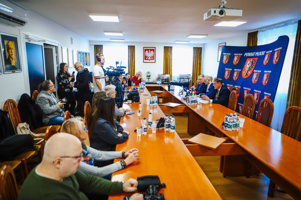 Dziennikarze słuchający wypowiedzi