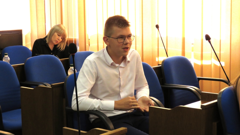 Młody radny prowadzący dyskusje z zebranymi