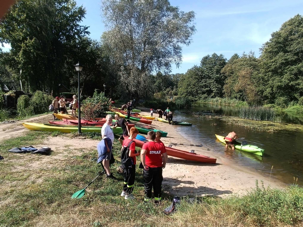 Przygotowania do spływu kajakowego