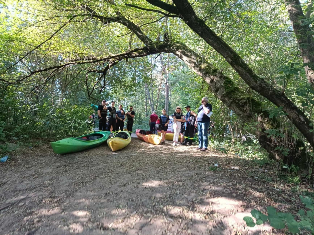 Uczestnicy spływu kajakowego z wójtem gminy łąck