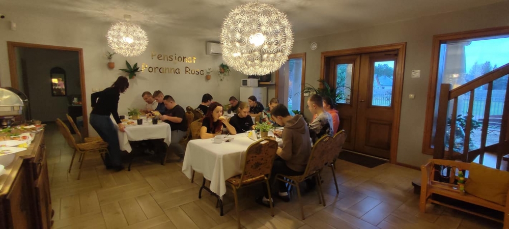 Uczniowie na wyciecze w pensjonacie poranna rosa na jedzeniu