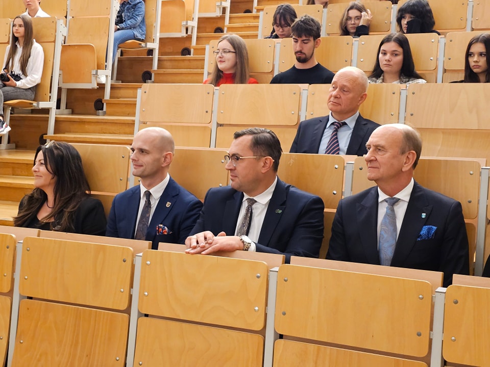 Radni powiatu na czele ze starostą płockim