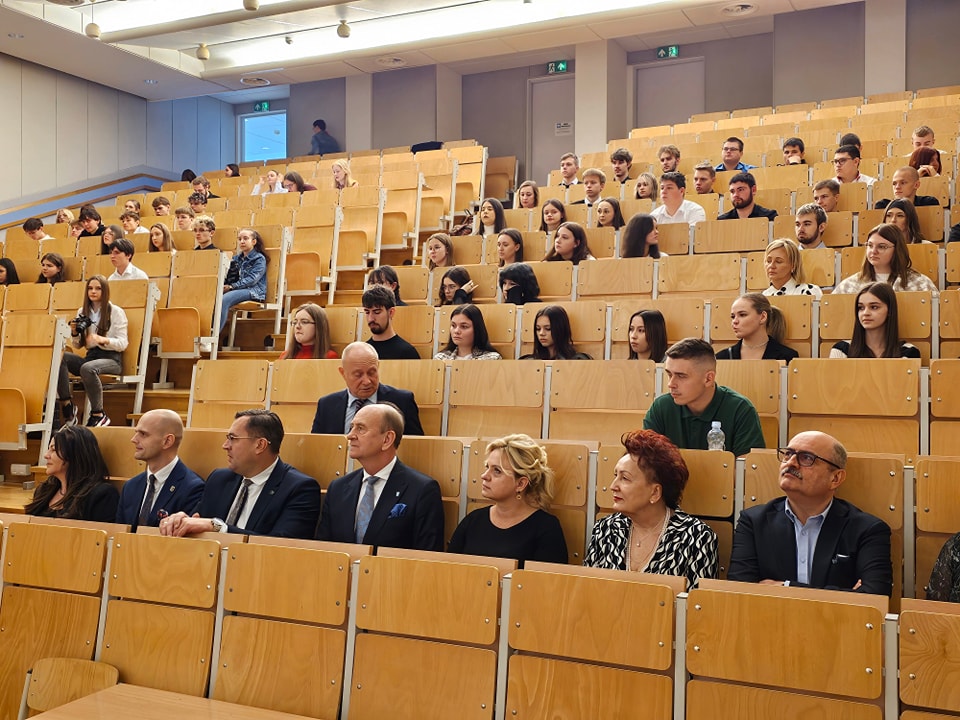 Radni powiatu zasiadający na auli