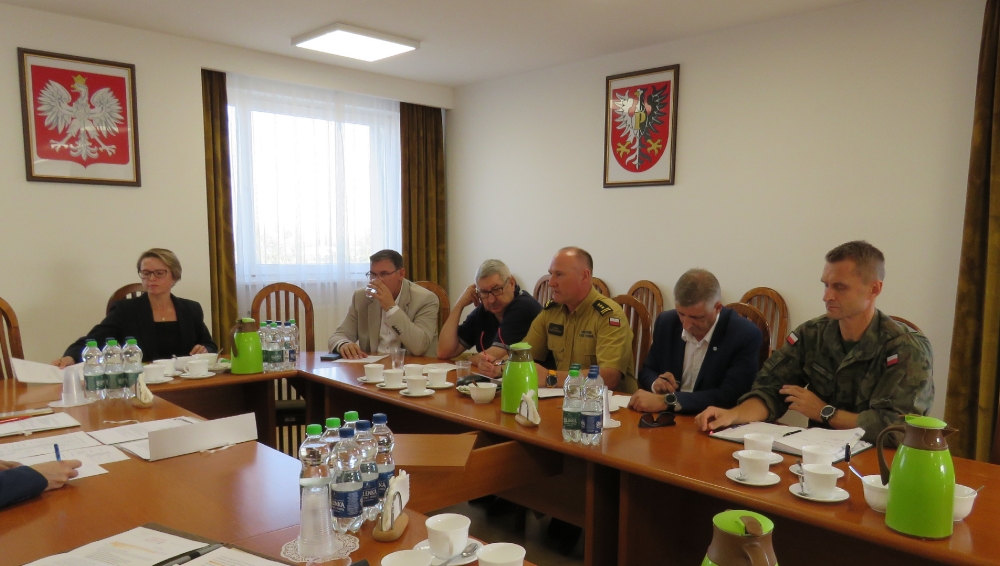 Sekretarz powiatu z ramienia starosty prowadząca obrady