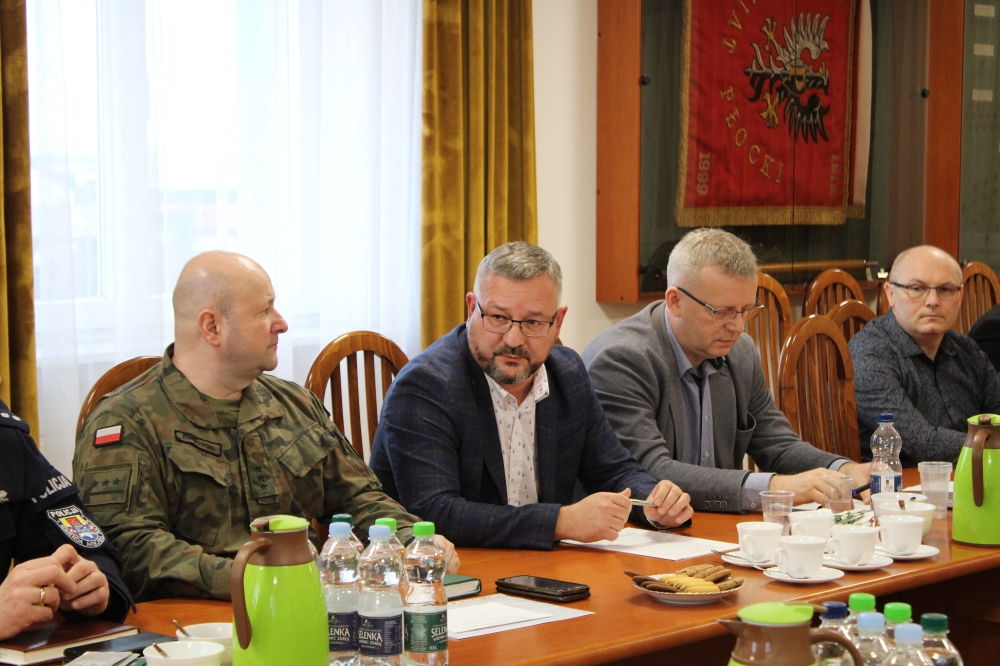 Uczestnicy spotkania ze starostą płockim