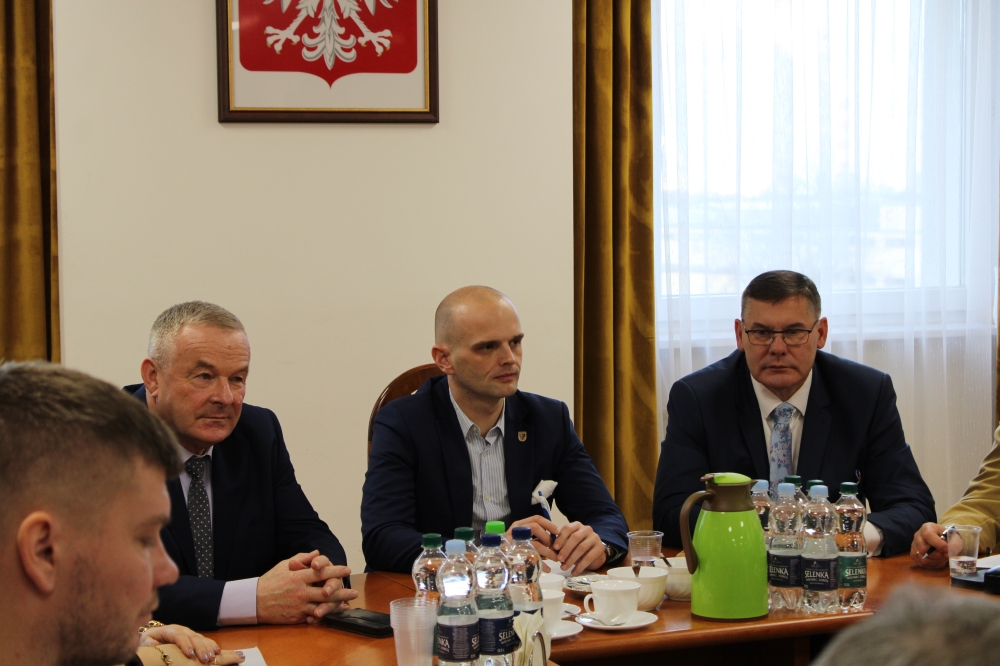 Starosta powiatu płockiego. po prawej wicestarosta, po lewej przewodniczący zarządu powiatu