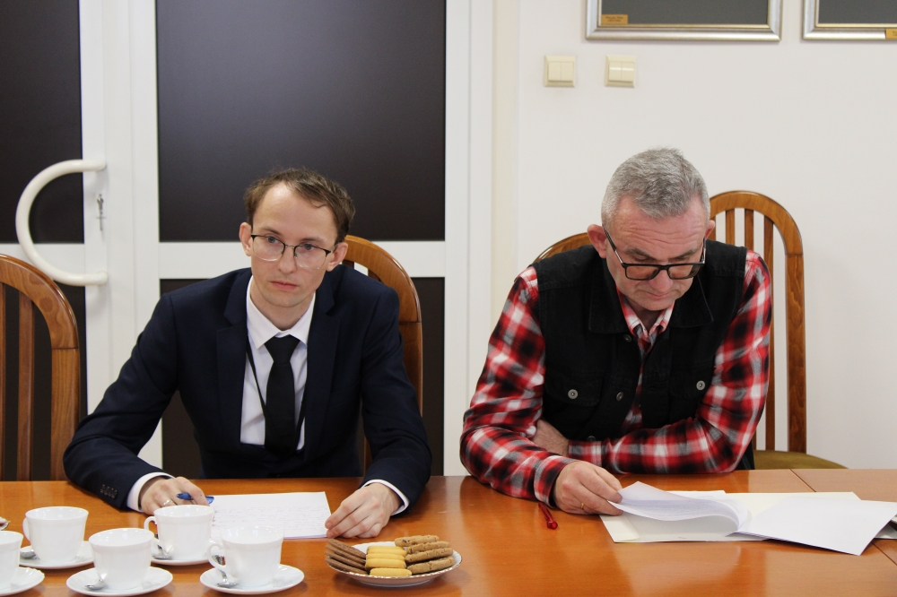 Krzysztof Rygier wraz z innym uczestnikiem posiedzenia