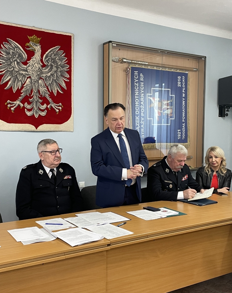 Adam Struzik zwracający się do zebranych, obok Hilary Januszczyk