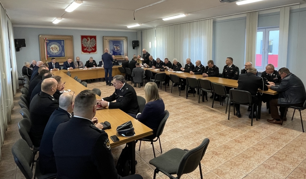 Sala z zebranymi przedstawicielami służb pożarniczych