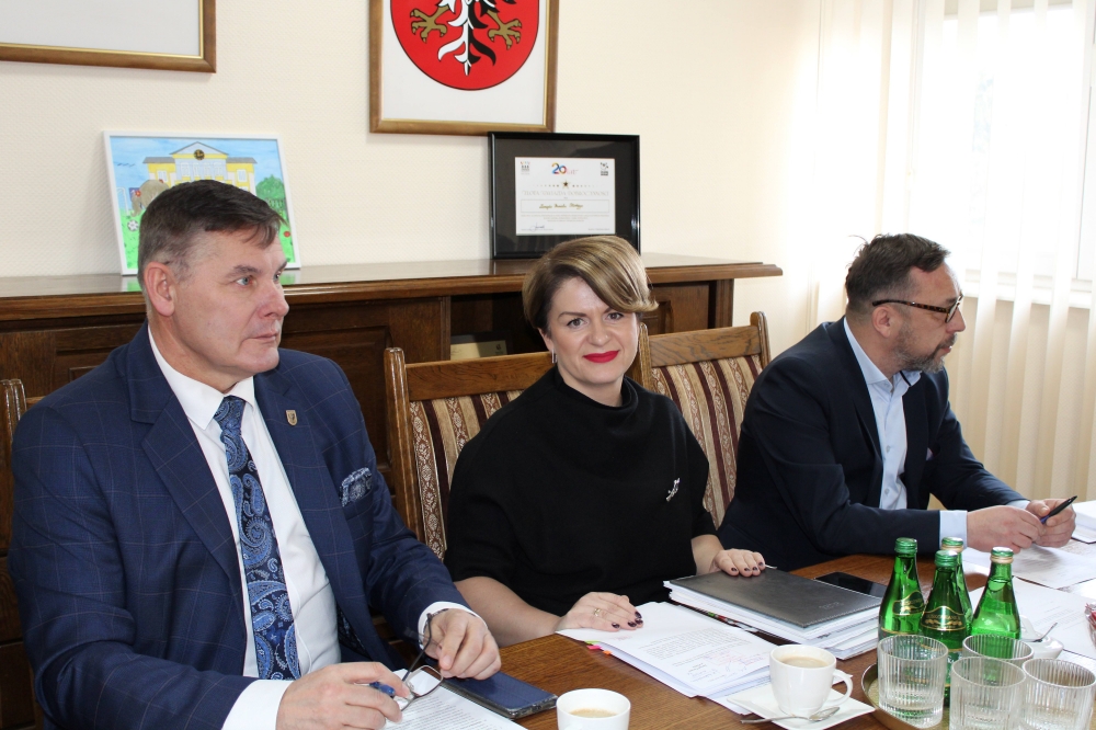 Wicestarosta powiatu płockiego wraz z uczestnikami posiedzenia zarządu powiatu