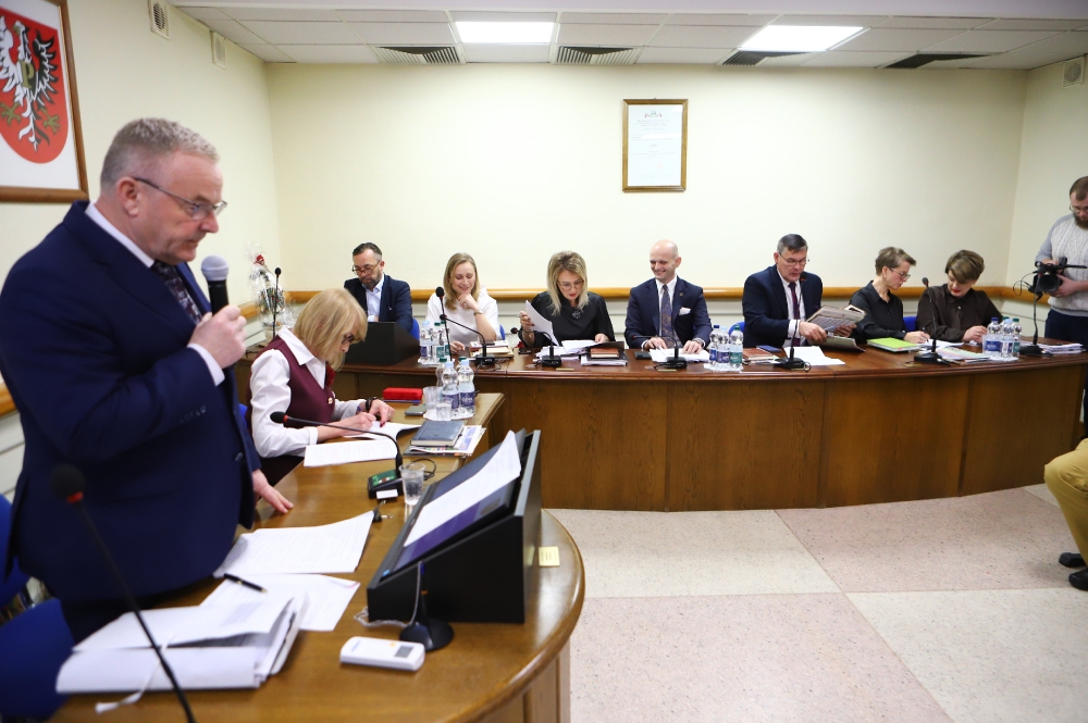 Rada powiatu podczas 7 sesji