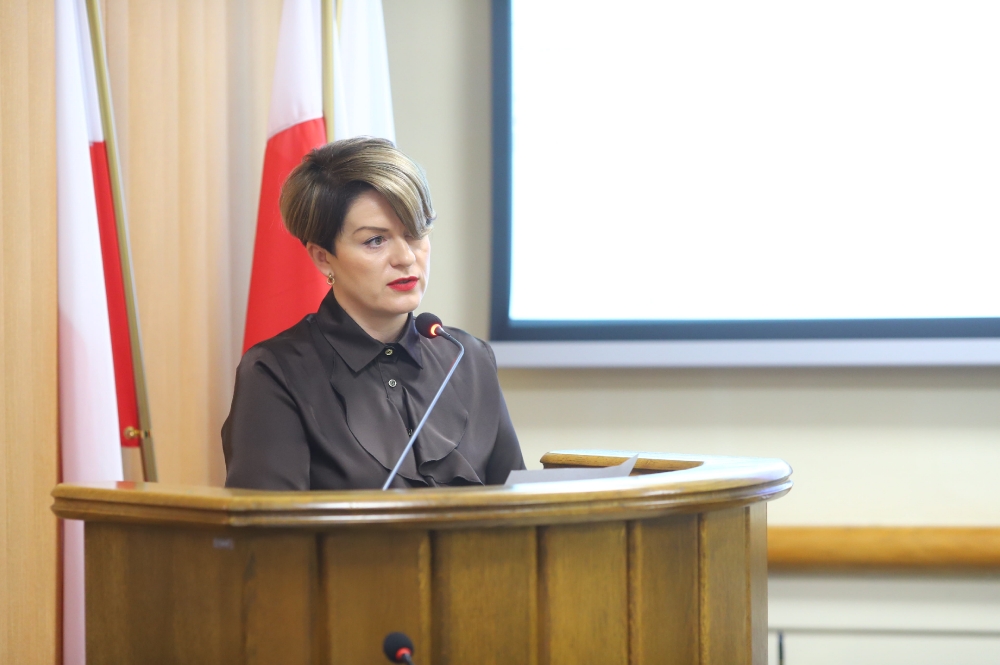 Radna podczas przemówienia na mównicy