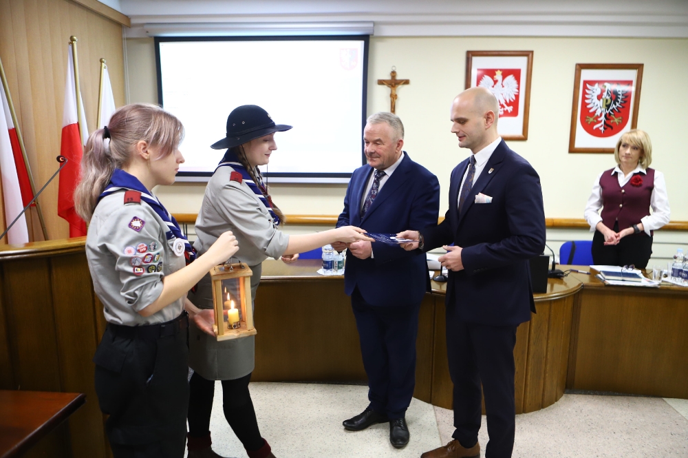 Harcerze przekazują Betlejemskie Światło Pokoju, staroście płockiemu i przewodniczącemu rady powiatu