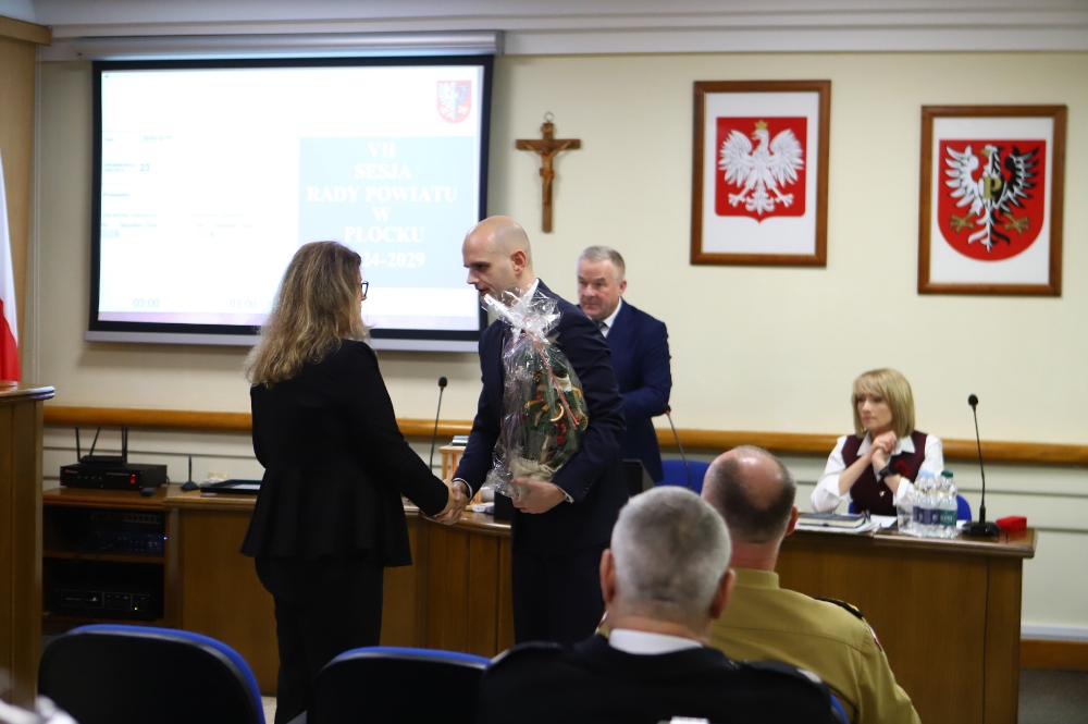 Sylwester Ziemkiewicz wręczający upominek w ramach podziękowań za współpracę