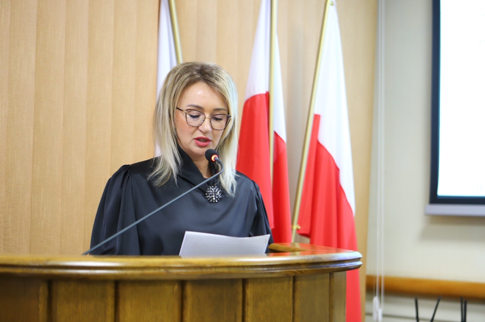Członkini zarządu powiatu płockiego Magdalena Woja na mównicy
