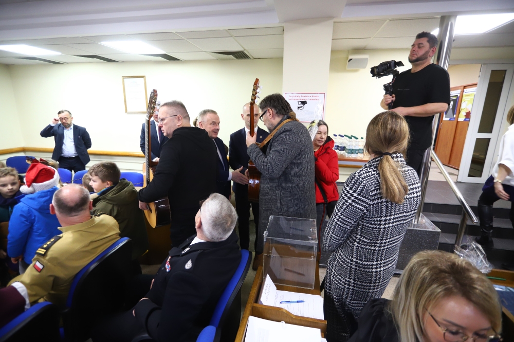 Kolędnicy z Zespołu Szkolno-Przedszkolnego w Rogozinie przybyli podczas sesji rady powiatu