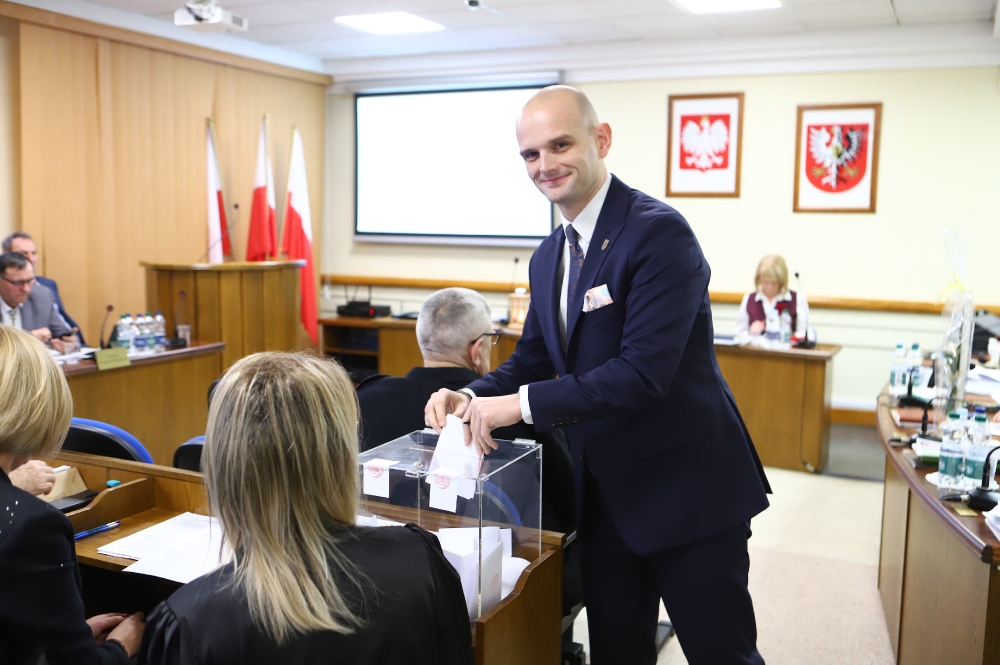 Starosta powiatu płockiego wrzucający głos do urny