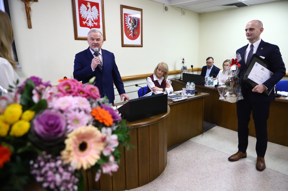 Przewodniczący Rady Powiatu Lech Dąbrowski, witający wszystkich przybyłych
