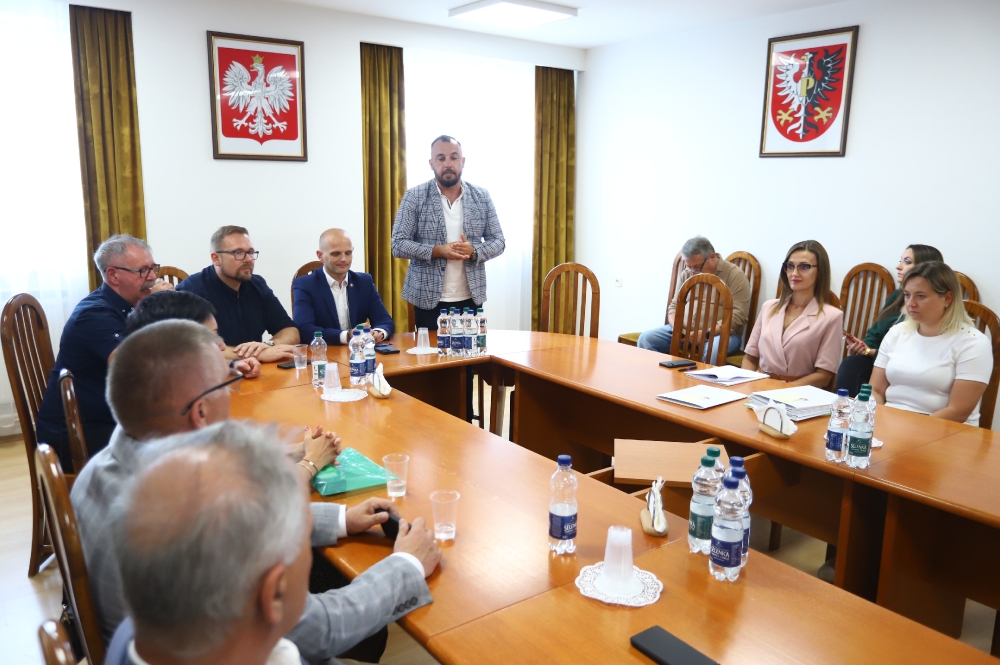 Radny Tomasz Kominek podczas wypowiedzi