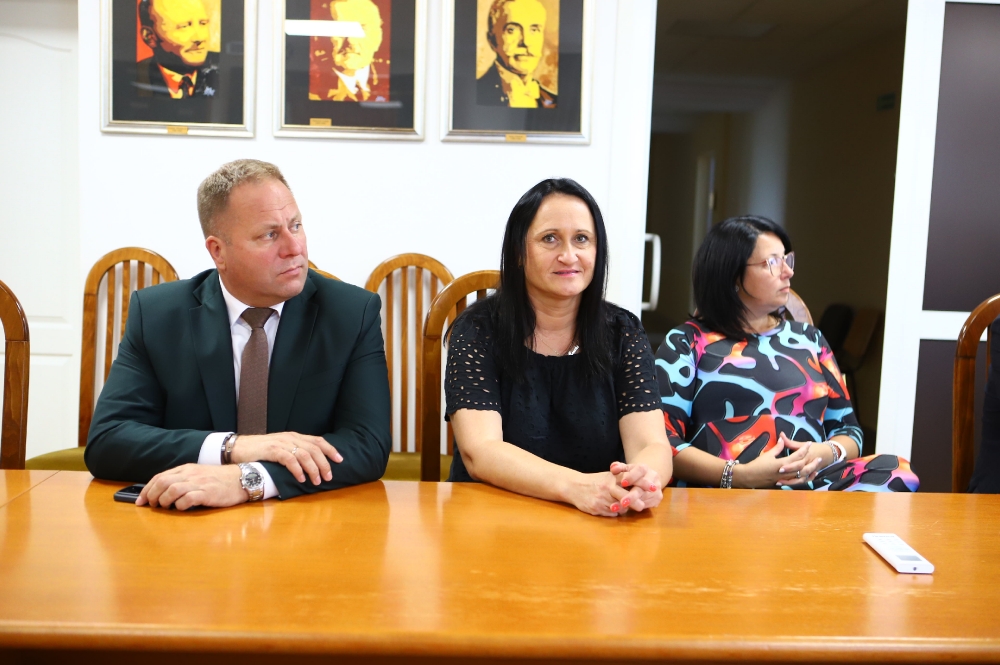 Uczestnicy spotkania podczas obrad i aktywnego słuchania