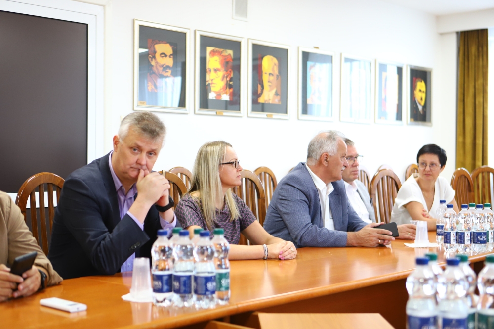 Radni i przedstawiciele gmin członkowskich podczas spotkania