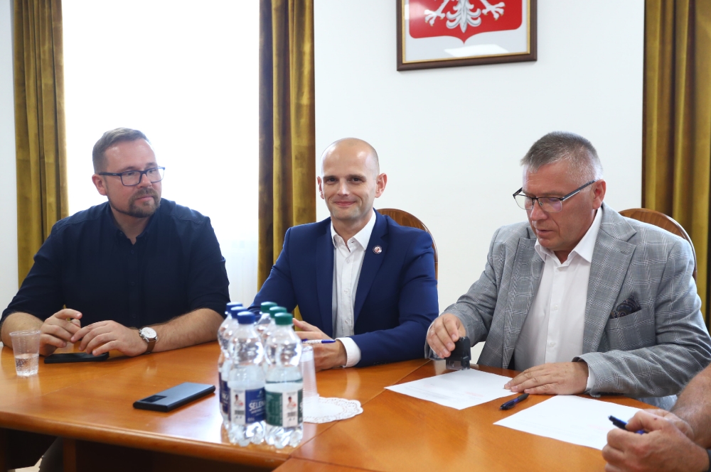 Sylwester Ziemkiewicz prowadzący spotkanie z gminami członkowskimi