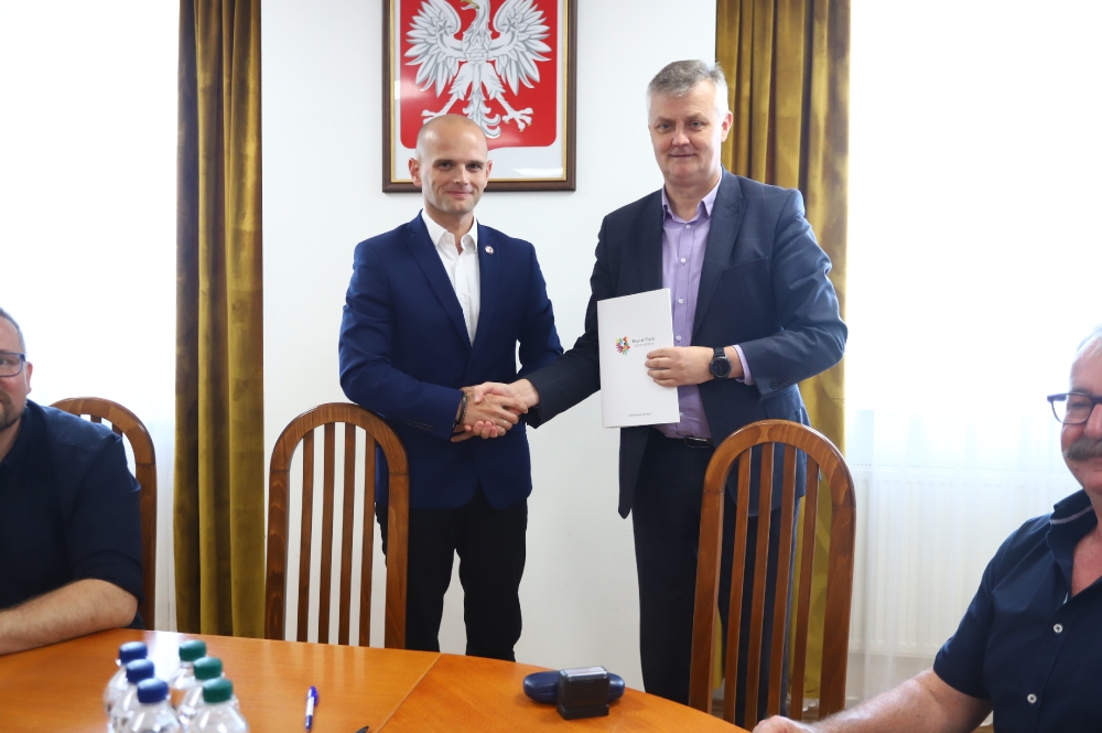Sylwester Ziemkiewicz ściskający dłoń jednemu z uczestników