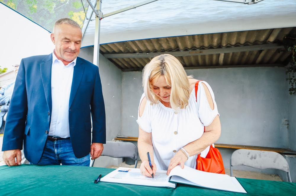 Radna powiatu płockiego skladajaca podpis podczs otwarcia drogi