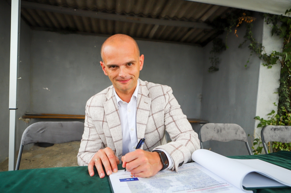 Starosta powiatu płockiego skladajacy podpis